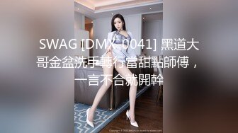 双胞胎姐妹相约婚纱店试婚纱