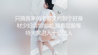 大热天的萌妹子在家光着身子以为拉上窗帘就没有人看到了 哈哈哈！