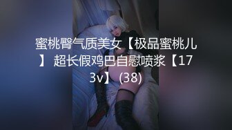 【精品美女走光】青春美丽的花店妹子 去买花顺带看了这诱人的奶子和性感的小内内，没想到还有这种福利