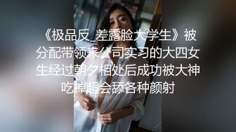 欣赏饥渴人妻吃肉棒的淫荡骚样~也不知道多久没有被操