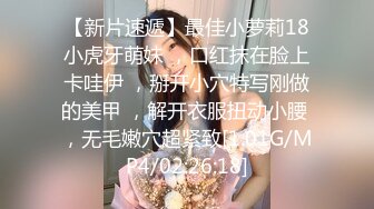 极品美女【十柒学姐】扶着桌子被炮友后入，黑丝美腿