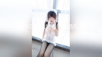 牛仔短裤大长腿贫乳美女和炮友居家啪啪，近距离特写口交舔屌，翘起屁股舔逼后入撞击美臀，毛毛修剪过掰穴诱人