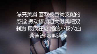 YC商场抄底齐逼白裙黄发小美妞??蕾丝黑窄内遮盖不住肥臀和深沟