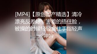 性感可爱白色裙子TS王可心，电影院公众厕所漏骚，抬脚脚撩裙隐约漏鸡巴，回家后继续撸射！