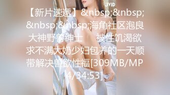 46岁的妖艳熟女大妈，打扮够风骚，吃鸡技术一流，鸡巴在她嘴里吃一吃，便要嘎腰子  太爽了！