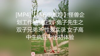 我操着小妈，她还玩着跳蛋，蠕动的小洞让我没忍住