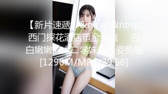 清纯眼镜双胞胎妹子今天一人在家自慰，撩起吊带背心露贫乳，特写假屌骑乘抽插