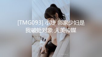 在外面就忍不住的小女友，蹲下来直接给我含住了