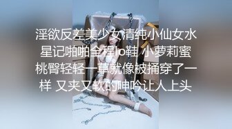 退休老师跟好姐妹陪小哥一起大秀直播，全程露脸