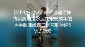 《监控破解》眼镜哥带着苗条女友开房换上情趣黑丝啪啪啪