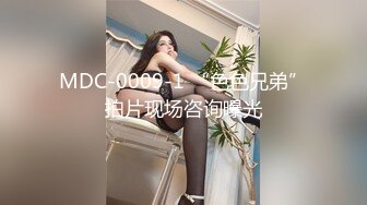 两个妹子直播抢着吃肉棒，被猛操不够还拿木棒自插穴穴