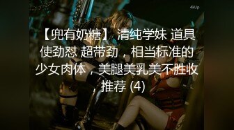 《魔手外购》公共场所女蹲厕定点全景偸拍多位极品身材小姐姐方便~亮点多多~时髦女心情不好尿尿时被大叔深情一吻