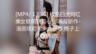 [MP4/ 819M]&nbsp;&nbsp;蒙面大哥双飞露脸姐妹花，黑丝情趣好诱惑，床上床下爆草抽插浪叫不断，好姐姐在旁观战