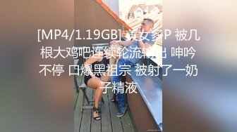 《魔手外购极品CP》快餐店女厕定点全景偸拍络绎不绝的小姐姐方便，几款阴毛挺性感，小美女抠逼闻闻味儿 (6)