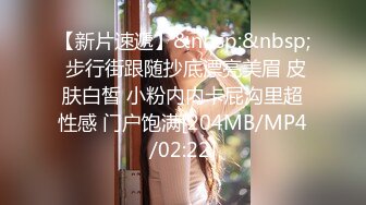 商场女厕全景偷拍制服女职员的微毛小黑鲍