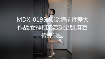 很有感觉的黑丝少妇，大哥进屋就亲，慢慢脱光衣服享受小少妇的口活，到了床上各种抽插爆草体验性爱的快感