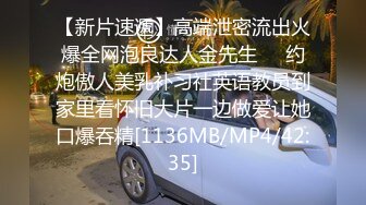 20岁活力美少女，掏出大奶子揉捏，圆润大肥臀脱下内裤，中指扣入粉穴高潮流出白浆