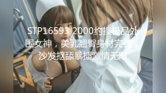 剧情演绎老哥足疗按摩新来个小妹双飞，按按脚加200打飞机，再加钱妹子经不住诱惑双飞，按摩床上骑乘轮换着操