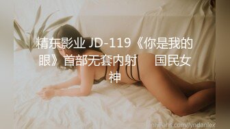 《魔手外购极品CP》地铁女厕偸拍络绎不绝的年轻小姐姐方便美女多亮点多，妹子换奶罩一对大奶又圆又挺手感绝对一流 (5)