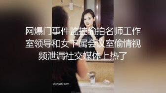 小伙洗浴中心找的服务员偷拍，大姐非常配合小哥吃着鸡巴让摸逼，玩了好几个姿势爆草抽插