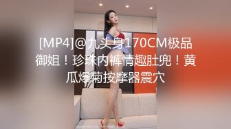 身材不错的眼镜御姐范美少妇玩三P，有人专业角度拍摄，口硬了后入操逼