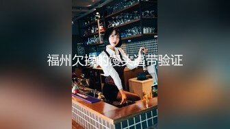 长发美女雪儿粉和男粉丝在网吧厕所约啪，爽到高潮但不敢叫出