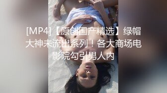 [MP4/ 984M] 人妻榨汁机跟两个年轻小哥激情3P给狼友看，淫乱的房间被两个小哥各种玩弄，揉奶玩逼道具玩弄