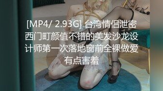 白长袜美眉 撅着屁屁对着我 被无套后入 健身妹子的屁股健身结实 逼也紧 一交就受不了 射了