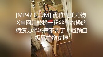 【足疗店小粉灯】偷拍真实按摩足疗店，还在哺乳期，有奶水，大叔直接要求挤到嘴里面 (1)