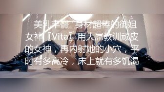 妹子怎么就坐地板砖上玩起来了