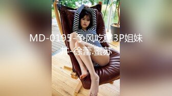 《魔手外购极品CP》快餐店女厕定点全景偸拍络绎不绝的小姐姐方便，几款阴毛挺性感，小美女抠逼闻闻味儿 (5)