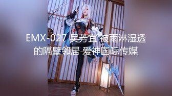 在她的醉魔 cosplay 中向你招手，用她紧绷的身体戏弄你，用她暗示的眼神引诱你。