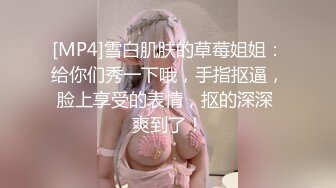 熟女人妻 嘴里吃着大肉棒 屁眼插着假鸡吧 逼里插着振动棒 真舒坦 一个洞也不闲着 肥鲍鱼不停流淫水