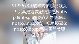 半老徐娘风韵犹存轻熟女骚货，带了眼罩双穴起开，侧睡露鲍鱼，诱惑十足，道具双插