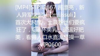 商场内衣店，美女挑选内衣试穿，我悄悄移步到她隔壁，紧张刺激地拍摄她试衣