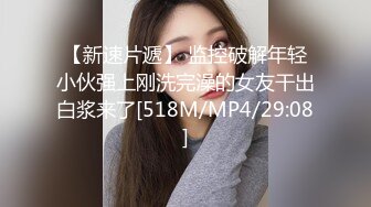 漂亮宝妈 完美白虎 掰开阴户直接看到子宫颈 ，儿子还在旁边打她屁股！