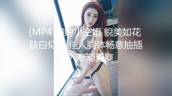 [MP4/ 769M] 金发双胞胎眼镜姐妹花双人自慰诱惑，翘起双腿掰穴特写自摸揉搓，翘起屁股扭动震动棒摩擦