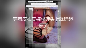 年度巨献 极品骚货美女和男友在网红打卡地打卡超级细的丁字裤根本包不住逼和菊花