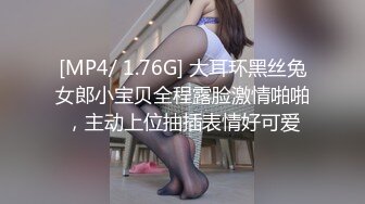 气质熟女老板娘 趁店里没有生意 展示她的小翘臀 问你喜不喜欢