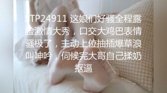 男人的天堂！美女在水上乐园玩滑梯时衣服被水流掀翻露出大奶 围观的男人们都满意的笑了