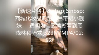 【原档首发】艾玛展示了她性感的身体和性感的小屁股，但时间不长，因为这个幸运的老家伙出现了，开始舔她性感的小屁股。