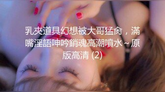 清纯的学生妹才20岁左右，没想到吃鸡如此熟练