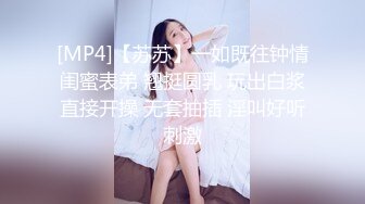 蝴蝶逼大屁股骚女人都这么骚吗？倒立着让小哥用双道具抽插逼逼和菊花，撅着屁股让小哥玩弄，带上假鸡巴草她