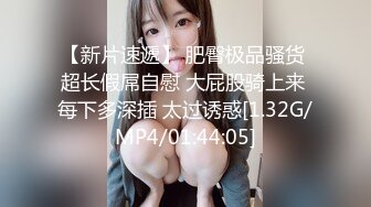 妹子拿着黄瓜表演口活