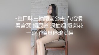 没人盘的小少妇只能自己一个人玩大黑牛，漏着奶子自慰骚逼，粉嫩的骚逼很是诱人看淫水流出手指抠进骚逼刺激