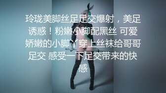 小虎牙清纯甜美学生萌妹，撩起衣服揉捏贫乳，掰开粉嫩小穴道具插入