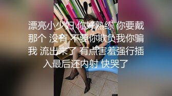 极品双女姐妹花全程露脸一多大秀，丝袜情趣很性感，各种道具玩弄骚逼，轮番轰炸狼友视觉，骚逼特写炮击抽插