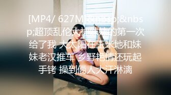 拳交女孩全程露脸颜值不错玩的好嗨，性感无毛逼大号假鸡巴，口交爆菊拳交蹂躏骚穴，高潮不断尿尿给狼友看