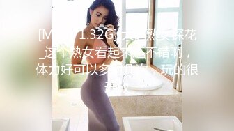 高颜值美女 舒服吗 舒服 穿开档牛仔紧身裤被大肉棒无套输出 内射