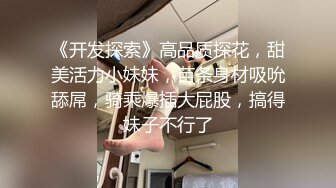 黑丝漂亮美眉 还没等人家脱衣服 就被哥哥扛着腿忙不迭的插入了 也不戴个套套弄的妹妹好紧张 不过好舒服